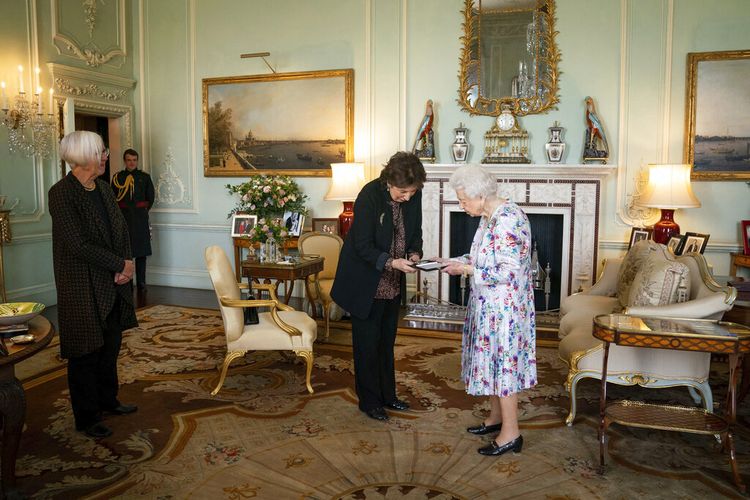 Dame Imogen Cooper diterima oleh Ratu Inggris Elizabeth II di Istana Buckingham, London, Rabu 13 Oktober 2021, di mana ia dianugerahi The Queen's Medal for Music untuk 2019, di hadapan Judith Weir, Master of the Queens Music di sebelah kiri 