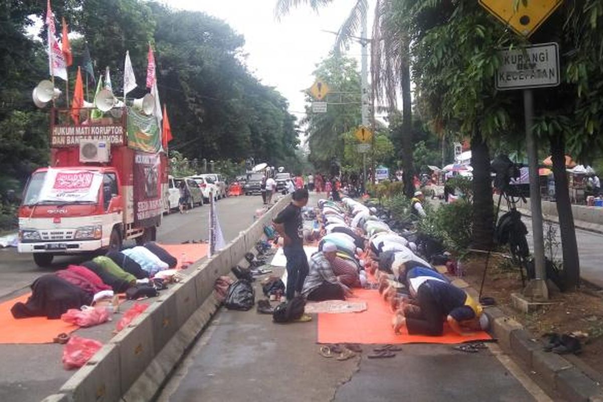 Masaa pendemo sidang kasus dugaan penodaan agama dengan terdakwa Basuki Tjahaja Purnama menunaikan shalat Dzuhur berjamaah di Jalan RM Harsono, Jakarta Selatan, Selasa (31/1/2017).