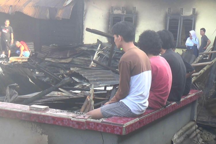 Warga pasrah menyaksikan permukiman yang tinggal puing di Kelurahan Pasar Padi Pangkal Pinang.