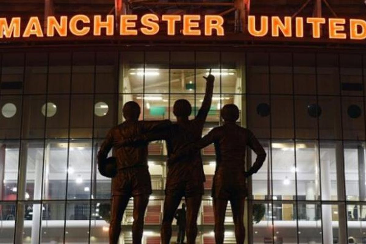 Tiga patung legenda Manchester United, George Best, Dennis Law, dan Bobby Charlton, yang berada di depan Stadion Old Trafford, Manchester.