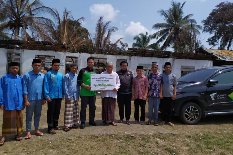 Tim Dompet Dhuafa Riau memberikan bantuan renovasi Pondok Pesantren Miftahul Muaarif yang terbakar. Bantuan diterima langusng oleh pimpinan pondok pesantren.