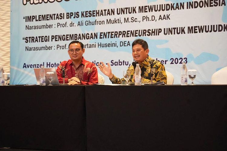 Rektor Universitas Respati Indonesia Tri Budi W Rahardjo bersama Direktur Utama BPJS Kesehatan Ali Ghufron Mukti dalam kuliah umum program pascasarjana Universitas Respati Indonesia, Sabtu (7/10/2023).