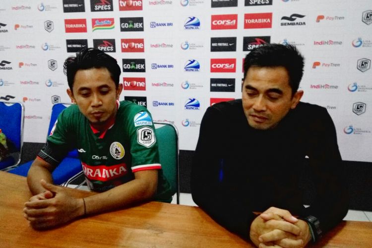 Pelatih PSS Sleman Seto Nurdiyantara bersama Bagus Nirwanto saat jumpa pers usai laga melawan Persegres Gresik united di Stadion Maguwoharjo