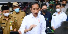 Dorong Usaha Kecil, Jokowi Beri Bantuan Modal untuk Pedagang di Subang