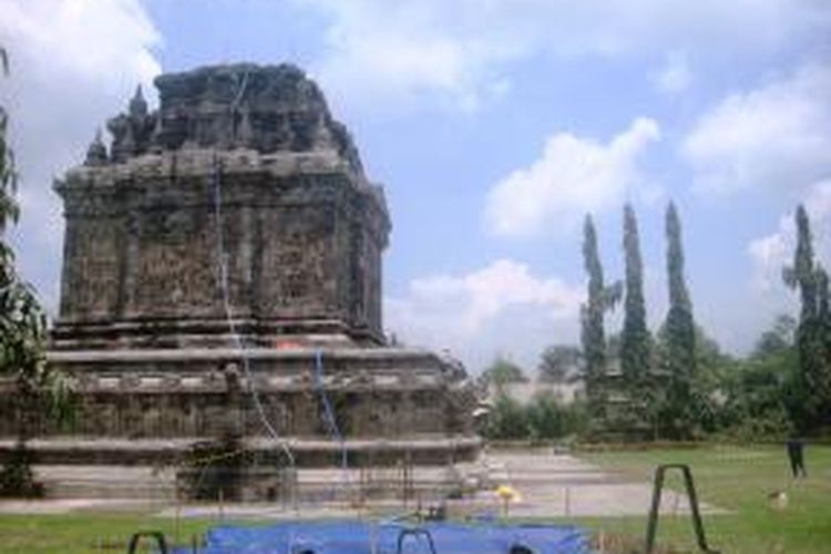 Candi Mendut terletak di Kecamatan Mungkid Kabupaten Magelang sedang dibersihkan dari abu vulkanik gunung Kelud.