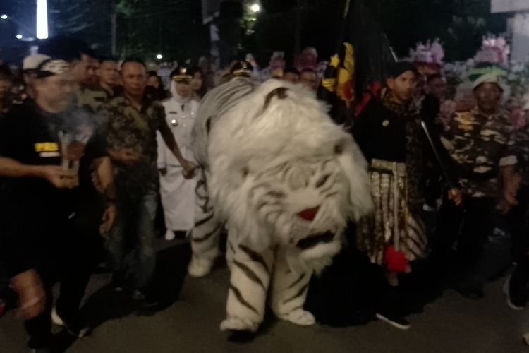 Dikawal Macan Putih, Bupati dan Wakil Bupati Kendal Hadiri Pesta Rakyat Usai Sertijab