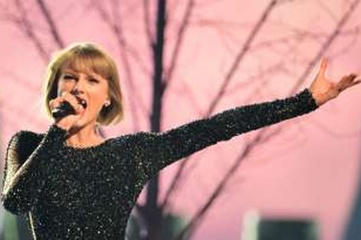 Taylor Swift tampil dengan lagu Out of The Woods dalam pergelaran Grammy Awards 2016 di Staples Center, Los Angeles, California, AS, pada Senin (15/2/2016) malam waktu setempat.