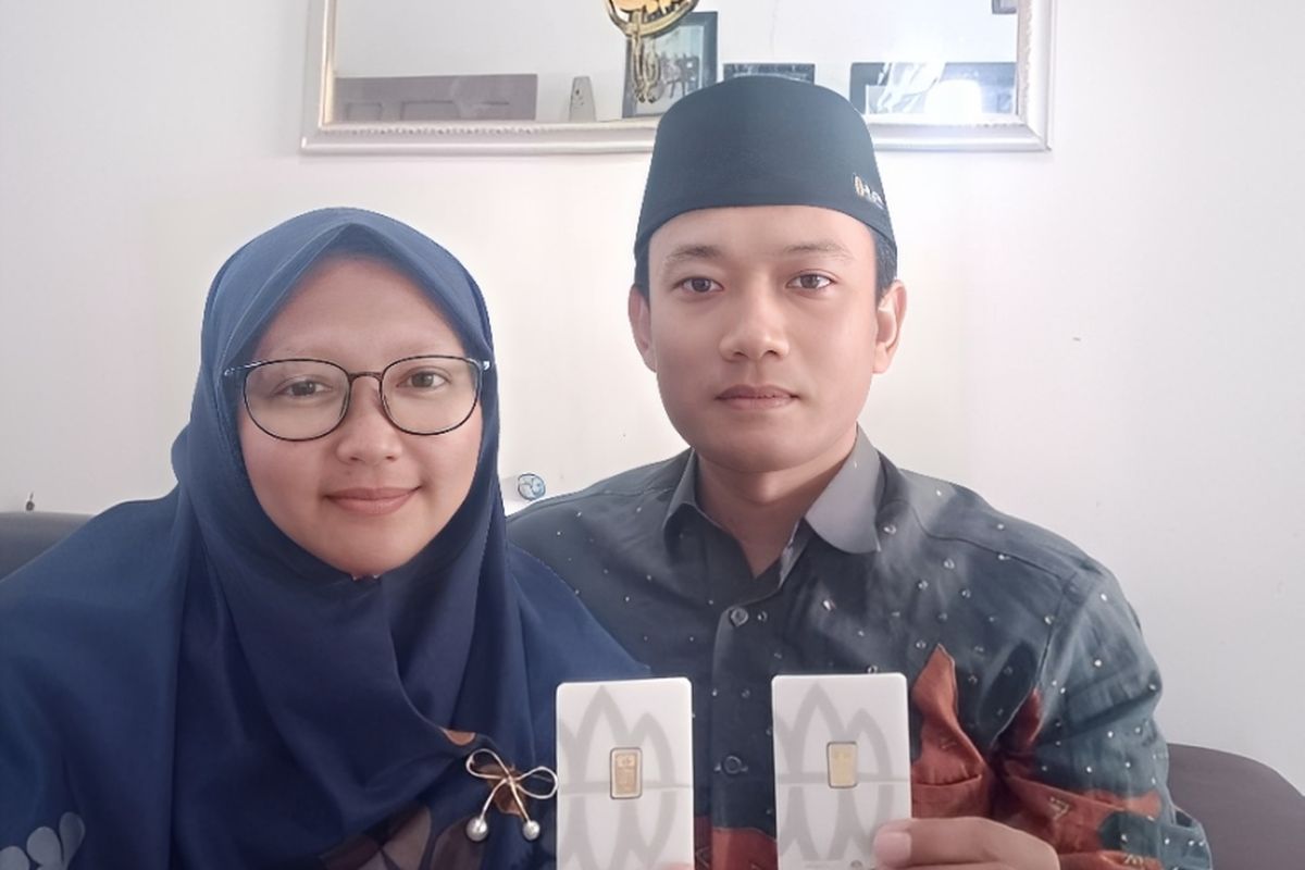 M Wiji Purnomo (38) bersama istri saat menunjukkan LM Antam hasil membeli di Pegadaian