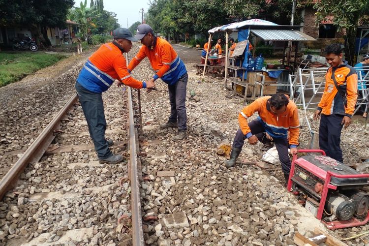 Jalur rel yang sempat tergerus banjir di petak Prupuk-Slawi KM 22+3/8, Kabupaten Tegal, Jawa Tengah, sudah dapat dilalui.