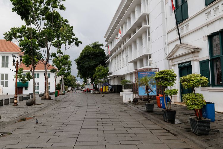 Kawasan wisata Kota Tua, Jakarta, terlihat sepi pengunjung, Senin (16/3/2020). Pemprov DKI Jakarta memutuskan menutup 24 tempat wisata di Jakarta mulai Sabtu (14/3/2020) hingga dua pekan ke depan sebagai upaya pencegahan menyebarnya virus corona (Covid-19).