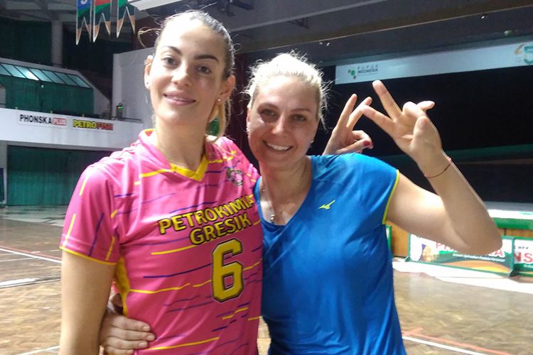 Pemain asing tim voli Gresik Petrokimia dalam mengarungi Proliga 2018, Veronica Angeloni (kiri) dan Yeliz Basa.