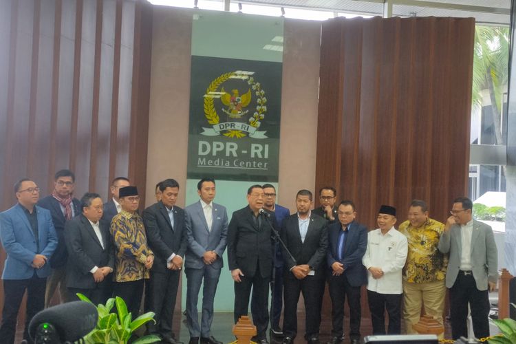 Delapan fraksi partai politik di DPR melakukan konferensi pers menyikapi perkembangan soal perkara sistem pemilu 2024, di Kompleks Parlemen Senayan, Jakarta, Selasa (30/5/2023).