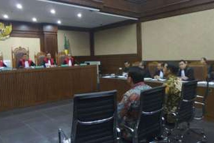 Gubernur DKI Jakarta Basuki Tjahaja Purnama dan stafnya Sunny Tanuwidjaja menjadi saksi dalam sidang kasus suap raperda reklamasi dengan terdakwa Mohamad Sanusi, Senin (4/9/2016). 