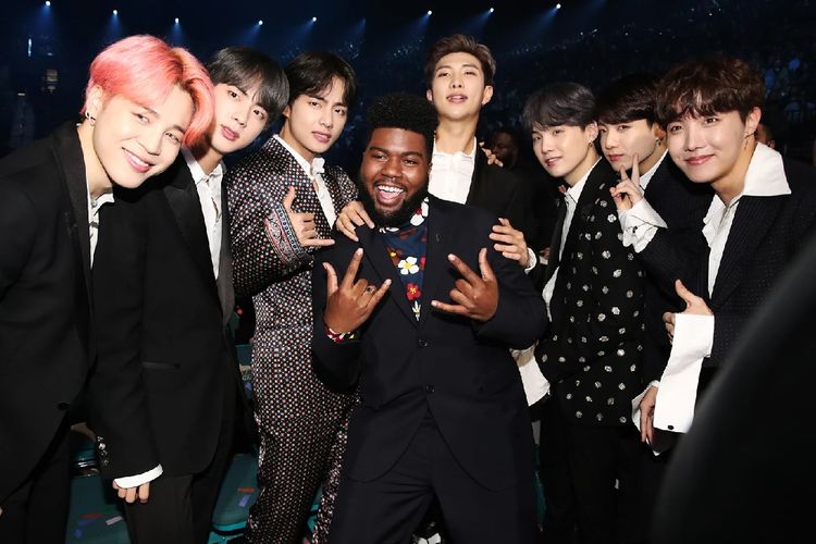 Boyband BTS dan Khalid berpose di sela acara Billboard Music Awards 2019.