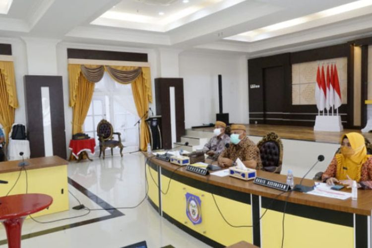 Gubernur Gorontalo Rusli Habibie (tengah) saat memimpin rapat Forkopimda diperluas secara virtual. Seluruh lurah dan kepala desa se-Provinsi Gorontalo diminta mempercepat vaksinasi.