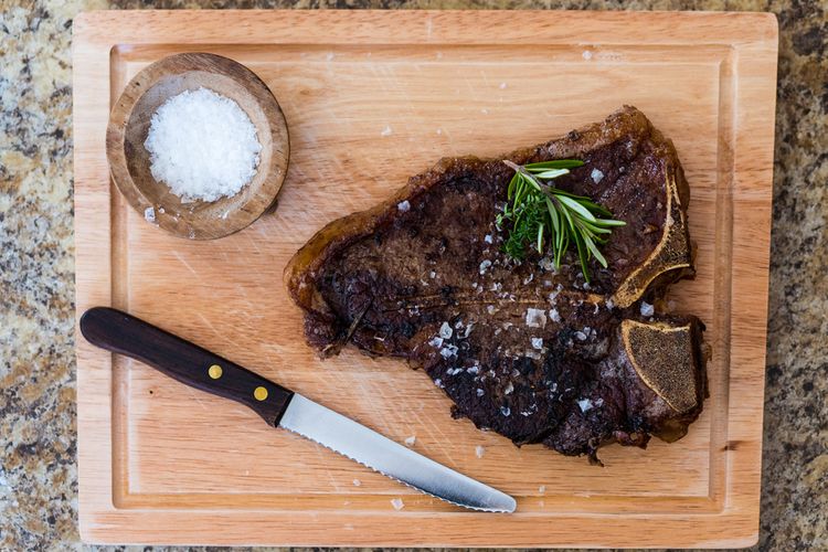 Ilsurtasi garam kosher untuk membumbui steak. 