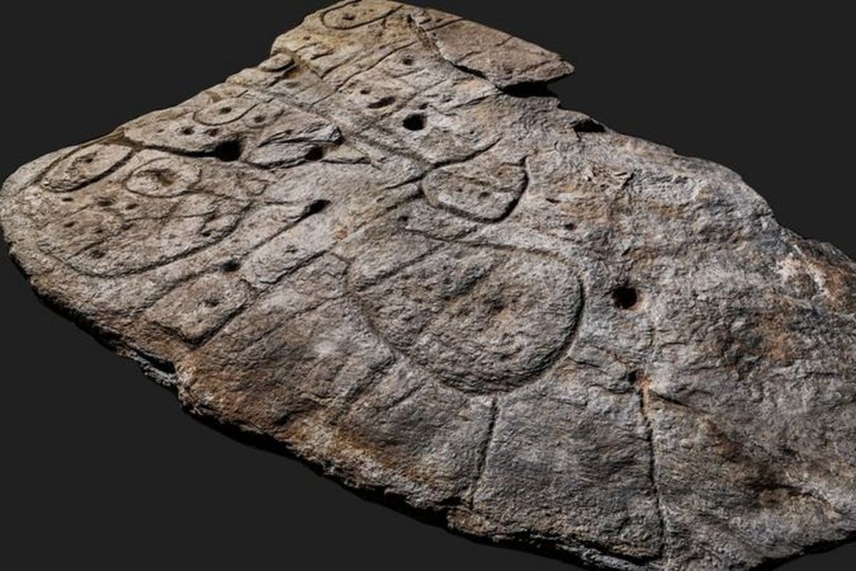 Lempengan batu memperlihatkan adanya pola ukiran. Ini adalah rupa peta 3D yang berusia 4.000 tahun, ditemukan di Perancis.