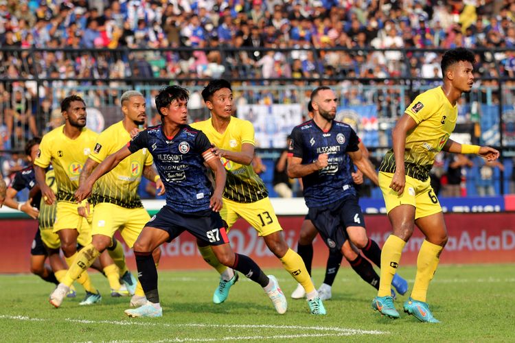 Pemain Arema FC Johan Ahmad Farizi dijaga ketat pemain Barito Putera Bayu Pradana saat pertandingan babak 8 besar Piala Presiden 2022 yang berakhir dengan skor 0-0 dilanjutkan adu penalti 5-4 di Stadion Kanjuruhan Kepanjen, Kabupaten Malang, Sabtu (2/7/2022) sore.