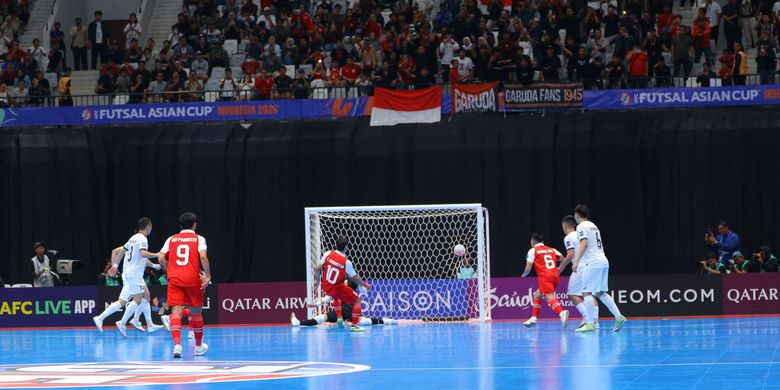 Penyerang timnas futsal Indonesia, Firman Adriansyah berhasil mencetak gol ke gawang Kirgistan lewat tendangan pinalti dalam ajang AFC Futsal ASIAN CUP 2026 di Indonesia Arena, Jakarta Pusat, Kamis (29/1/2026). Indonesia lolos ke babak 8 besar setelah mengalahkan Kirgistan.