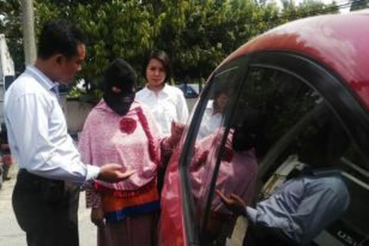 Tersangka saat dikeler Polisi untuk menunjukkan barang bukti mobil yang digadaikan di Mapolres Bangkalan, Rabu (9/9/2015). 
