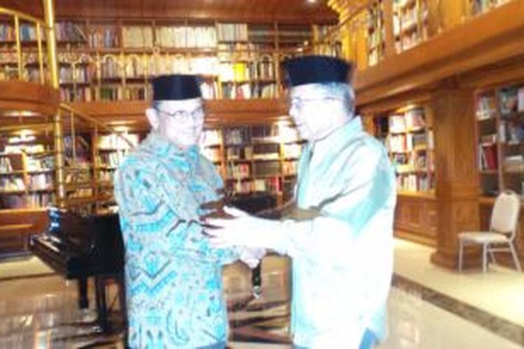 Presiden ketiga RI BJ Habibie bertemu dengan mantan Wakil Presiden Jusuf Kalla di kediaman Habibie pada Senin (12/8/2013).