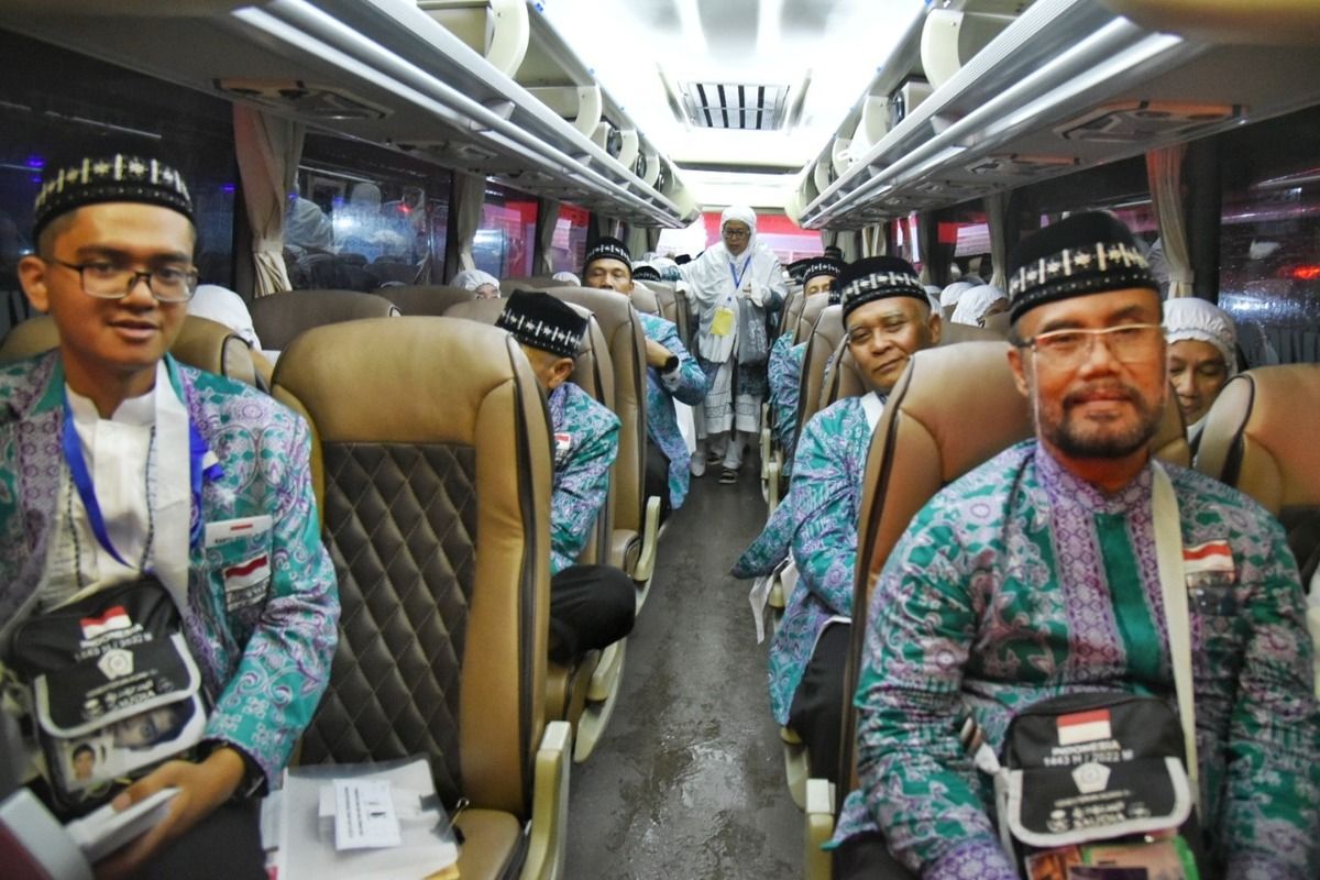 Ujang Rahman (kanan) dan Istrinya akhirnya mampu mewujudkan mimpi mereka untuk pergi ke Tanah Suci. Pria yang berprofesi sebagai tukang bubur ini menabung agar bisa naik haji.