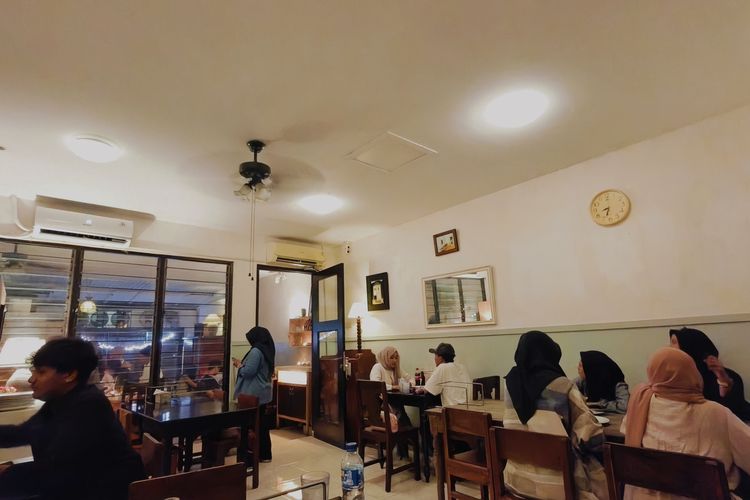 Suasana Pizza Salomon yang menjadi daya tarik pecinta kuliner karena memasak menggunakan tungku tradisional dan konsep rumahan di daerah Petemon Surabaya, Jawa Timur. 

