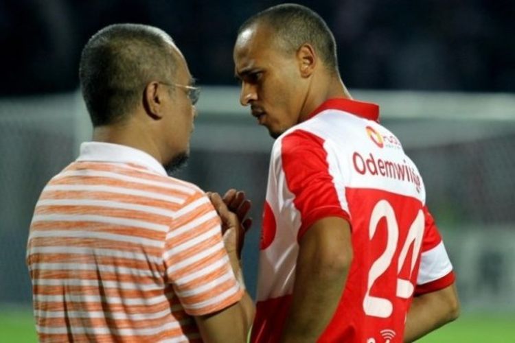 Marquee player Madura United Peter Odemwingie (kanan) saat lanjutan Liga 1 melawan Perseru Serui yang berakhir dengan skor 1-1 di Stadion Gelora Ratu Pamellingan Pamekasan, Jawa Timur, Senin (8/5/2017).