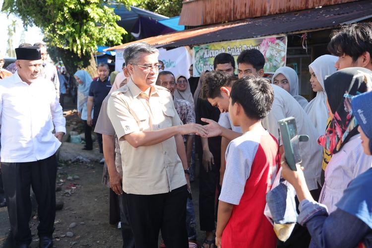 Menaker Yassierli menyapa para pemuda dalam rangkaian peresmian sumur bor di Masjid Raya Balai Gadang, Kota Padang, Sumbar, Kamis (14/5/2026).
