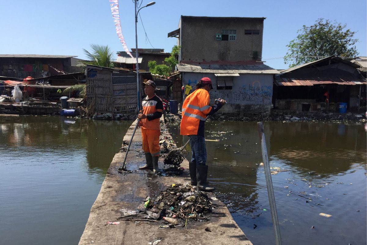 Kondisi Kampung Apung atau Kampung Teko di Kelurahan Kapuk, Kecamatan Cengkareng, Jakarta Barat usai dibersihkan oleh Pasukan Oranye, Senin (28/8/2017). Untuk pertama kalinya kawasan ini bersih dari daratan sampah dan eceng gondok yang sudah berada di sana selama belasan tahun terakhir.