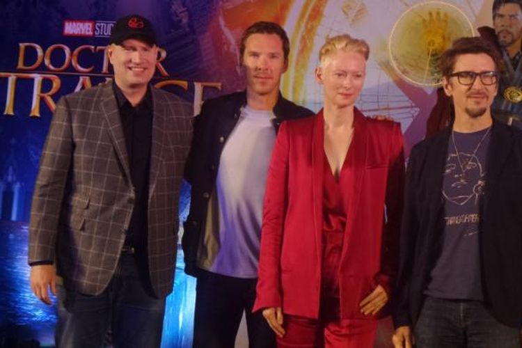 Presiden Marvel Studios Kevin Feige, Benedict Cumberbatch, Tilda Swinton, dan sutradara Scott Derrickson usai jumpa pers film Doctor Strange di Ballroom The Ritz Carlton, Kowloon, Hong Kong, Kamis (13/10/2016).