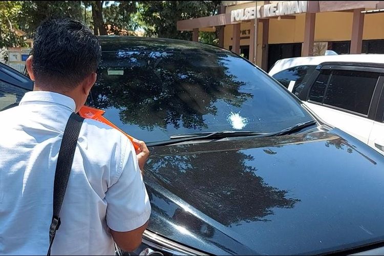 Aparat kepolisian Polres Pasuruan sedang memeriksa mobil yang ditumpangi calon bupati Pasuruan Abdul Mujib Imron yang rusak akibat lemparan orang tidak dikenal, Rabu (4 /9/2024).