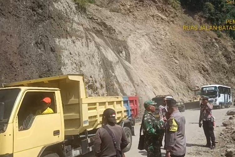 Foto: Aktivitas lintas jalan nasional trans Flores, Nusa Tenggara Timur (NTT) kembali normal setelah tertutup longsor, Selasa (23/5/2023).