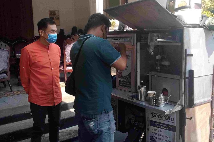 Wali Kota Salatiga Yuliyanto membeli kopi Bom Dia yang dijual keliling.
