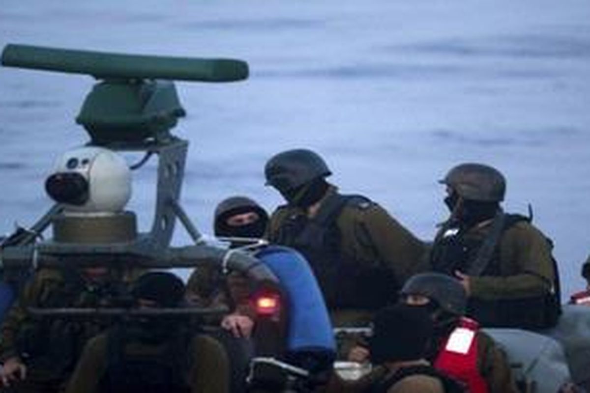 Sebuah tim bertopeng dari personel militer Israel kembali ke kapal mereka setelah menyerbu kapal bantuan kemanusian untuk Gaza yang menewaskan sedikitnya sembilan orang, Senin (31/5), di perairan Gaza.