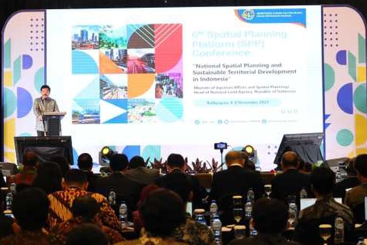 Menteri Agraria dan Tata Ruang/Kepala Badan Pertanahan Nasional (ATR/BPN), Hadi Tjahjanto saat menjadi pembicara kunci dalam 6th Spatial Planning Platform (SPP) Conference yang digelar di Novotel Balikpapan, pada Selasa (07/11/2023). 
