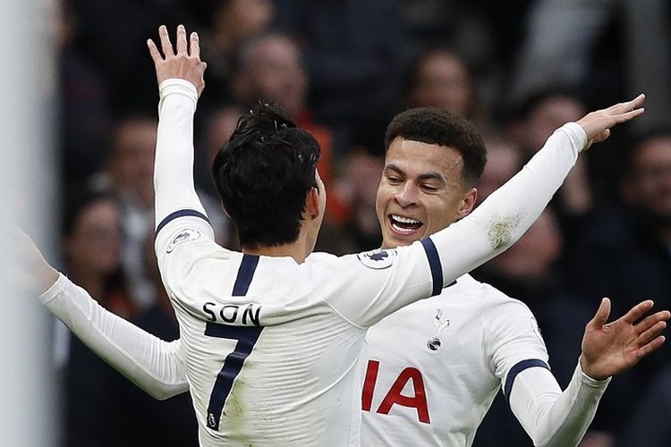 Tottenham Hotspurs English midfielder Dele Alli (R) celebrates wint Tottenham Hotspurs South Korean striker Son Heung-Min after scoring the opening goal during the English Premier League football match between Tottenham Hotspur and Bournemouth at the Tottenham Hotspur Stadium in London, on November 30, 2019. (Photo by Adrian DENNIS / AFP) / RESTRICTED TO EDITORIAL USE. No use with unauthorized audio, video, data, fixture lists, club/league logos or live services. Online in-match use limited to 120 images. An additional 40 images may be used in extra time. No video emulation. Social media in-match use limited to 120 images. An additional 40 images may be used in extra time. No use in betting publications, games or single club/league/player publications. / 