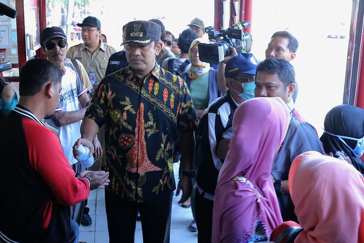 Wali Kota Semarang Hendrar Prihadi saat memberikan cairan hand sanitizer kepada penumpang di halte BRT Jl. Pemuda.