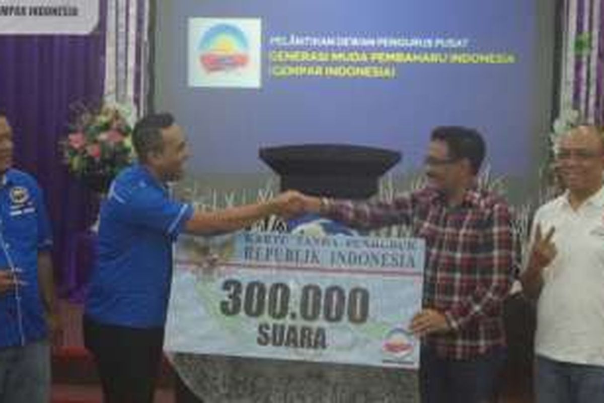 Calon wakil gubernur DKI Jakarta Djarot Saiful Hidayat menerima KTP raksasa sebagai simbol pemberian 300.000 dukungan dari Generasi Muda Pembaharu Indonesia (Gempar), Sabtu (26/11/2016). 