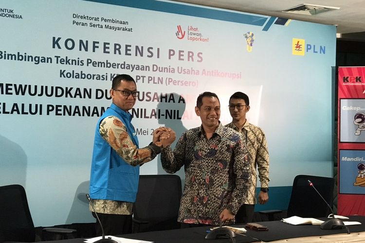 Direktur Utama PT PLN Darmawan Prasojo dan Wakil Ketua KPK Nurul Ghufron dalam konferensi pers usai kegiatan pembekalan antikorupsi  di kantor pusat PLN, Jakarta Selatan, (31/5/2022).