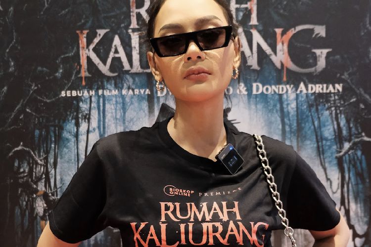 Artis peran Erika Carlina berperan sebagai Kinan dalam film Rumah Kaliurang yang disutradarai Dwi Sasono dan Dondi Adrian.