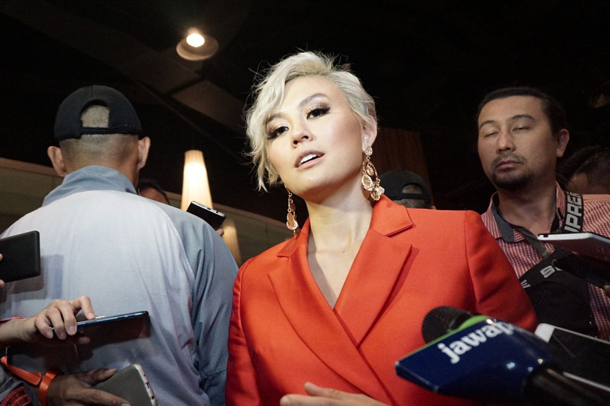 Penyanyi Agnez Mo saat ditemui The official Launch of DFSK Glory 580 di Hall Kota Kasablanka, Jakarta Selatan, Jumat (19/7/2018) dini hari.