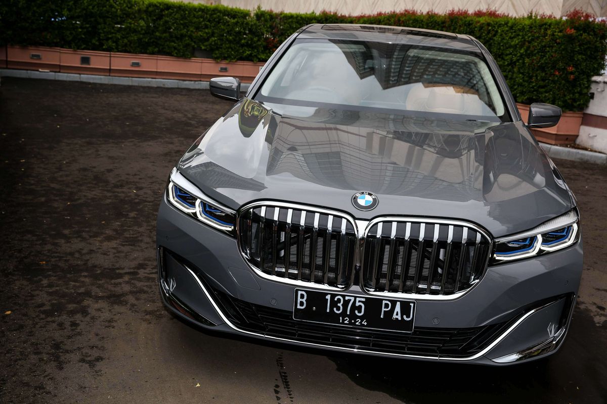 Mobil BMW seri 7 Sedan 740Li terlihat saat acara perjanjian kerjasama antara BMW Indonesia dan Citi Indonesia (Citibank) di Jakarta, Kamis (12/3/2020). Program kerjasama strategis BMW Indonesia dan Citi Indonesia akan pertama kalinya dilaksanakan pada BMW Exhibition di Plaza Senayan, tanggal 13-15 Maret 2020.
