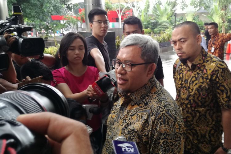 Mantan Gubernur Jawa Barat Ahmad Heryawan memenuhi panggilan pemeriksaan kasus Meikarta di KPK, Jakarta, Rabu (9/1/2019).