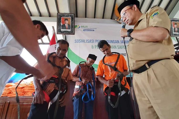 Penyerahan bantuan alat keselamatan penderes nira kelapa di Desa Kasegeran, Kecamatan Cilogok, Kabupaten Banyumas, Jawa Tengah, Senin (10/2/2020).