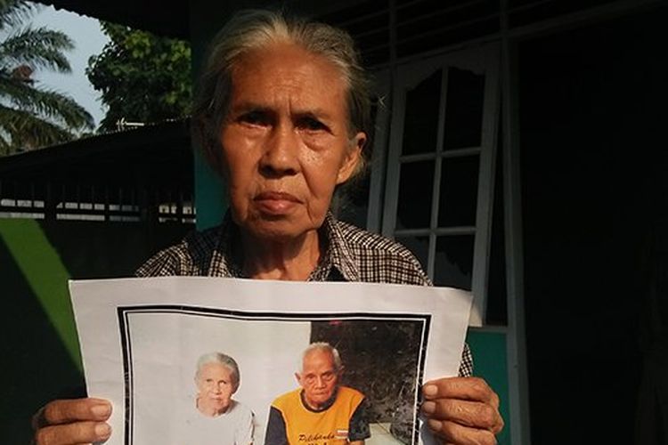 Irma Meewezen (77)memegang foto yang menunjukkan dia dan Almarhum suaminya Muhammad Sanusi