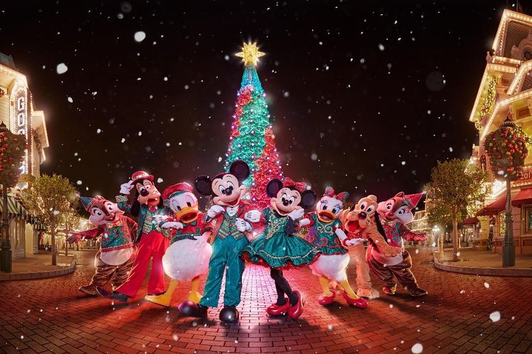 Karakter Disney di Hong Kong Disneyland bertemakan Natal