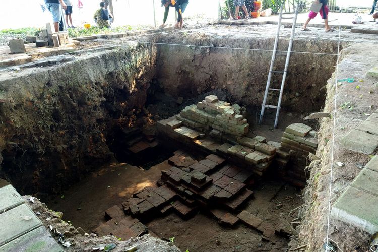 Pekerja memulai proses ekskavasi lanjutan Candi Gedog hari pertama di sekitar galian ekskavasi sebelumnya yang diduga sebagai titik pusat bangunan candi, Kamis (20/5/2021)