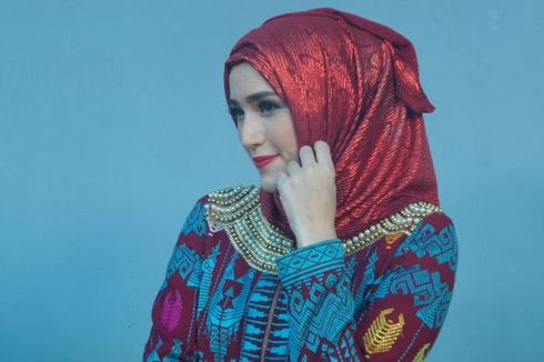 Istri Pasha Ungu Ikut Distribusikan Bantuan kepada Korban Tsunami Palu