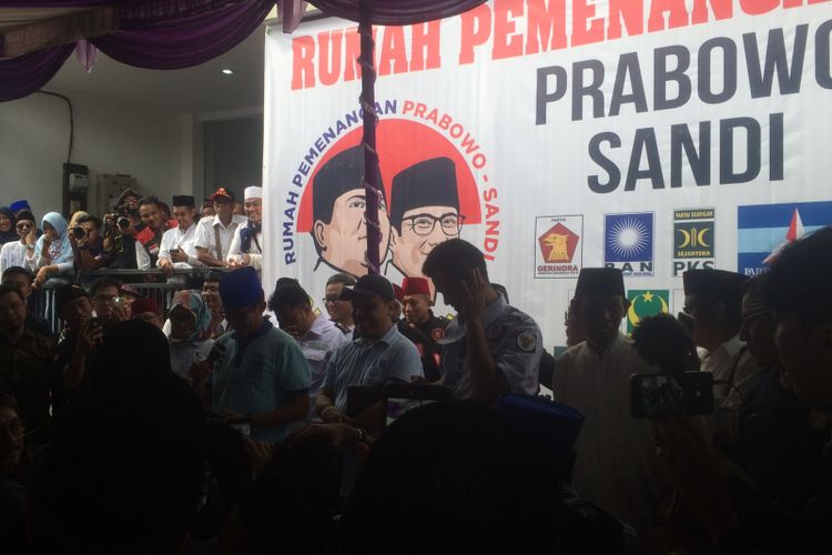 Calon wakil presiden nomor urut 02 Sandiaga Uno meresmikan rumah pemenangan di daerah Pesanggarahan, Jakarta Selatan, Sabtu (8/12/2018).
